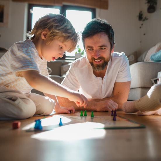 Familie med brætspil