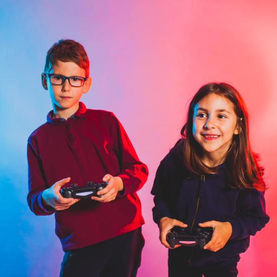 Børn som spiller Playstation